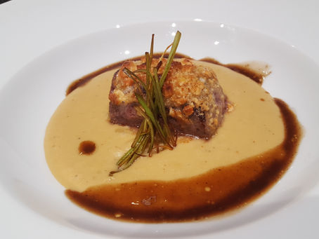 Rehrückenfilet mit Haselnusskruste auf einer Art "Vichyssoise"