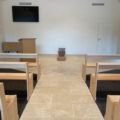 salle de cérémonie avec banc bois Martin
