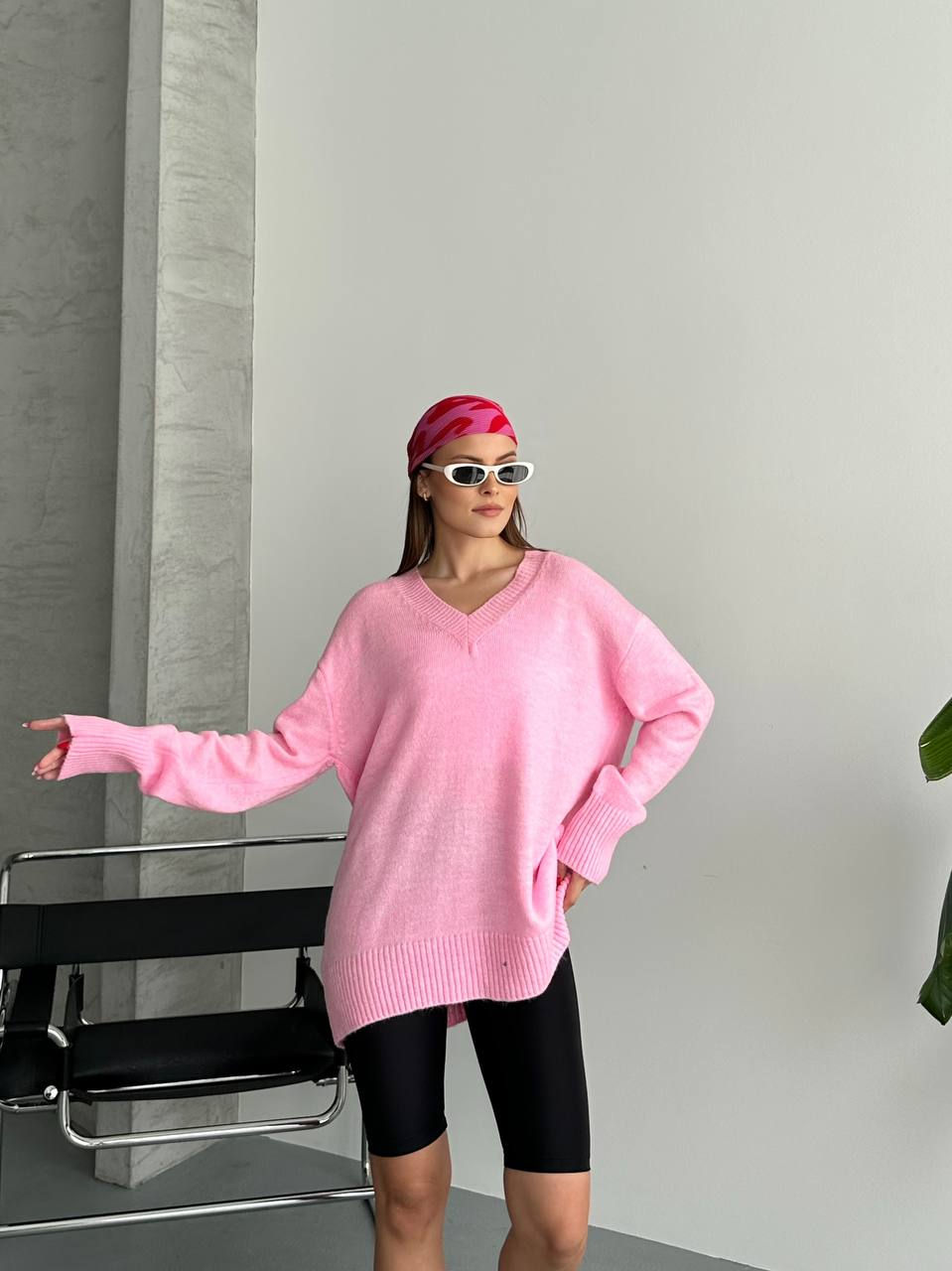 الصورة المصغرة: كنزة صوفية نسائية كبيرة الحجم بياقة على شكل حرف V