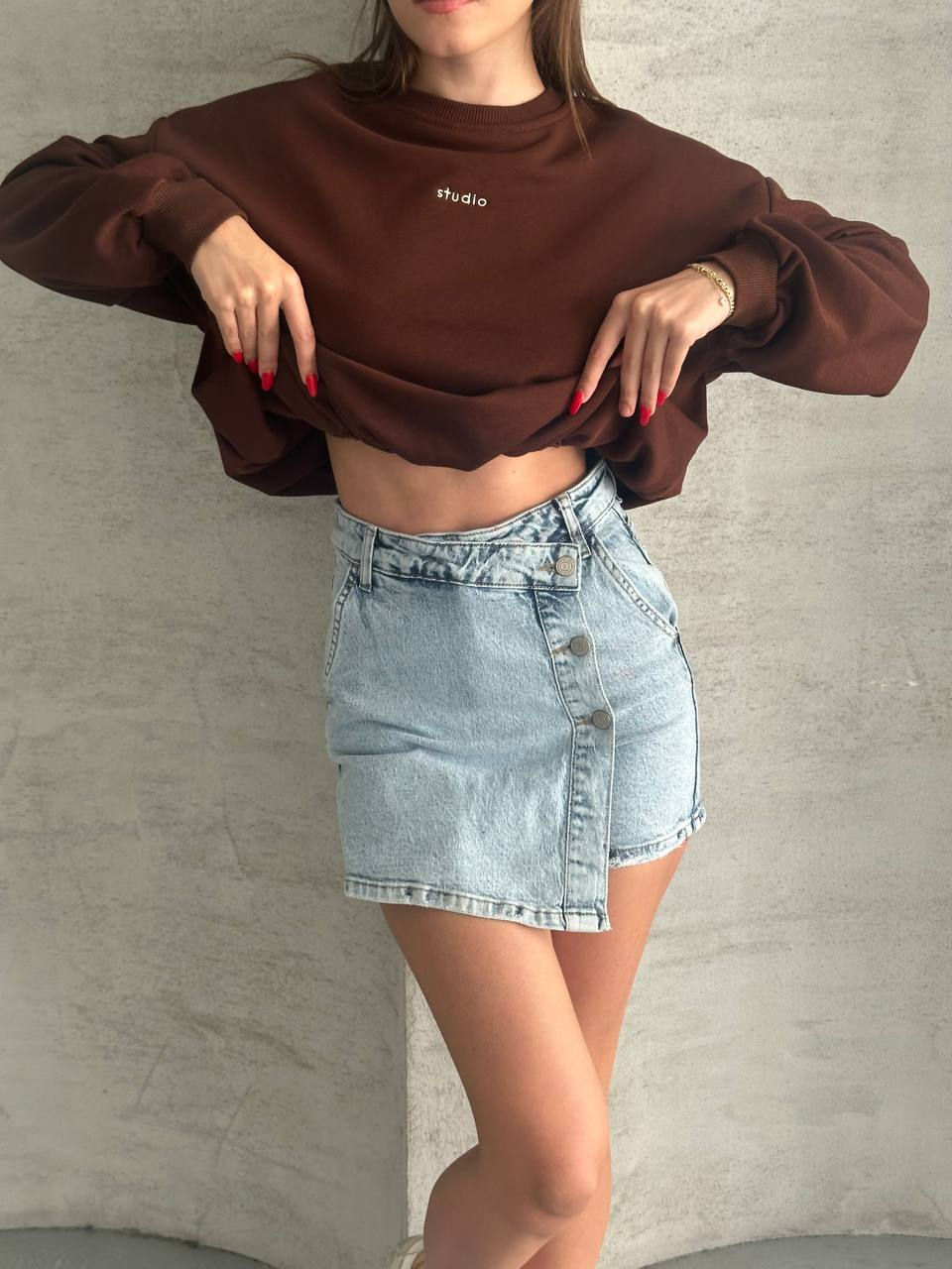 الصورة المصغرة: سويت شيرت قصير مطرز بخصر مطاطي من ستوديون