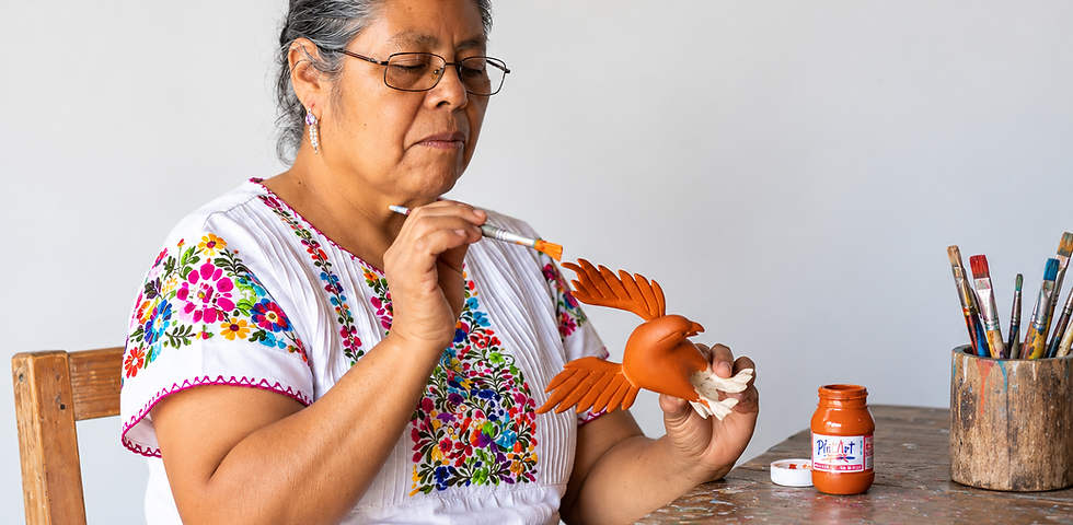 Mujer artesana de Zoológico Mágico fondeando a mano un alebrije de madera en San Martín Tilcajete, Oaxaca.