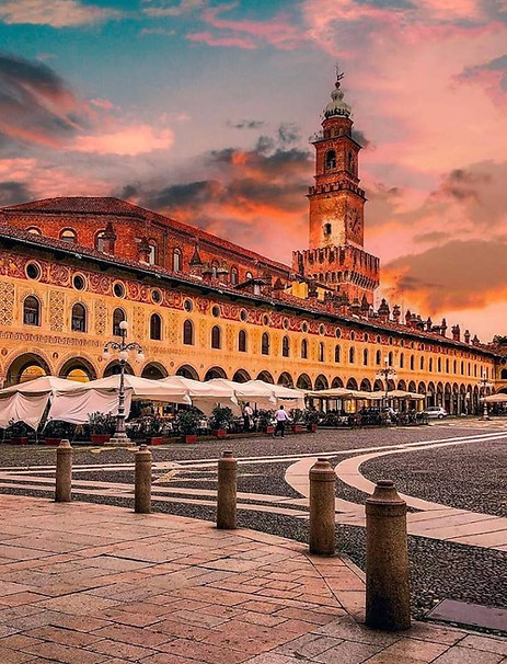 piazza ducale a vigevano al tramonto