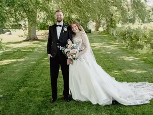 Eddy K Bride Sabrina in Sky style Blume