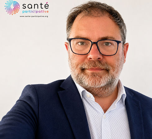 photo de Fabrice Boudinet , 55 ans, en costume. silhouette forte, barbe grisonnante, lunettes bleues et sourire !