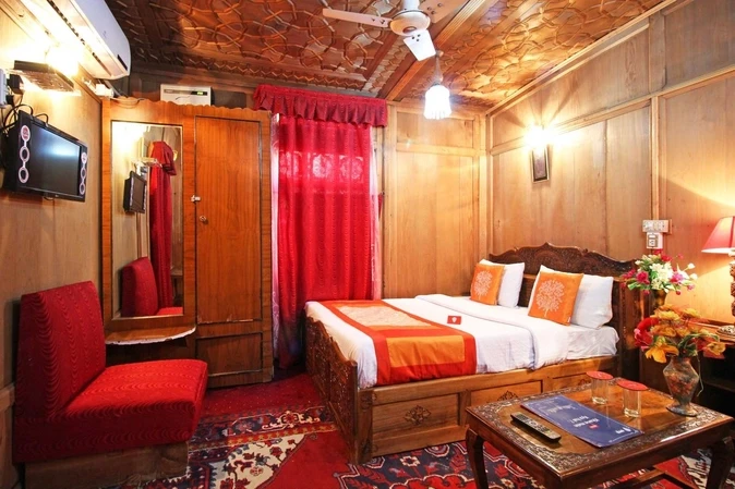 Couple Friendly Hotels in Srinagar