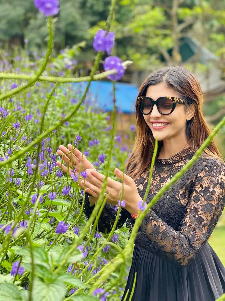 Prerna Singh is a hot Indian supermodel and Bollywood actress. She is also an Instagram Fitness model with millions of fans following. She is also a ramp model and first runner up in Lakme Fashion Week. Due to her beauty, she has won several awards.