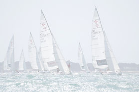 Bateaux à voiles en régate en mer