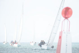 Bateaux à voiles en régate en mer