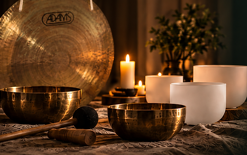 Gong met diverse klankschalen