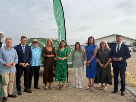 La caravana recorrerá playas, calles y campamentos escolares tras una presentación en el Muelle de Levante que ha contado con el apoyo de instituciones, profesionales sanitarios y entidades