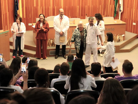 Un total de 66 residentes formados en el Hospital Juan Ramón Jiménez finalizan su especialidad