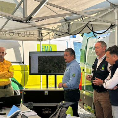 Noche de intenso trabajo para frenar el flanco izquierdo del incendio de Villanueva de los Castillejos