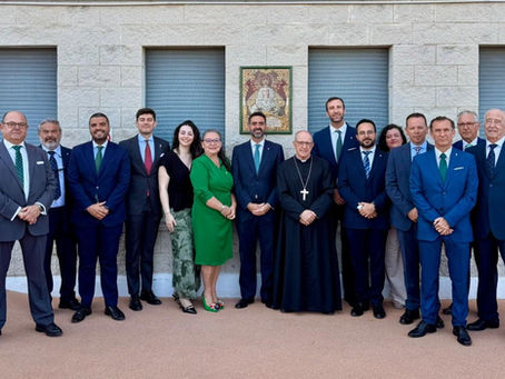 El Obispo de Huelva bendice El Patio del Amor, principal obra social de la Hermandad de la Tres Caídas