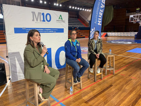 María Peláez traslada a 150 escolares y nadadores los valores del deporte en su carrera deportiva