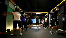 Brooklyn Fitboxing te ayuda a cómo no perder toda tu forma física este verano: el mínimo que tienes que entrenar para llegar a septiembre sin empezar de cero.