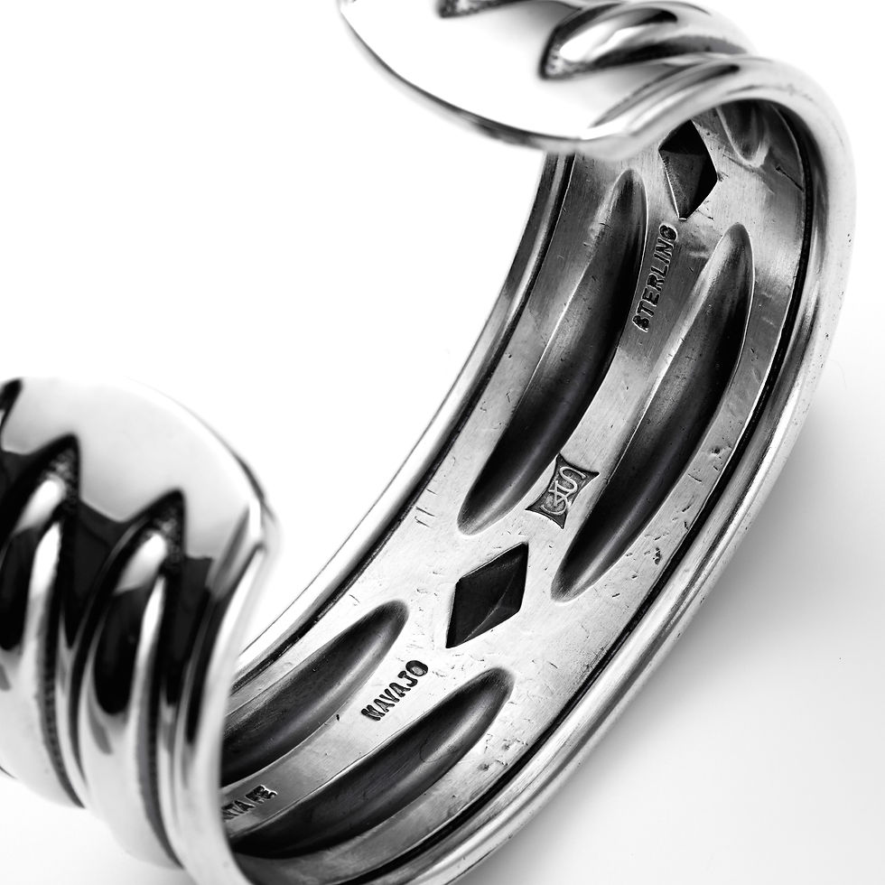 サムネイル： Long Oval Center Diamond w/ Wire Edge