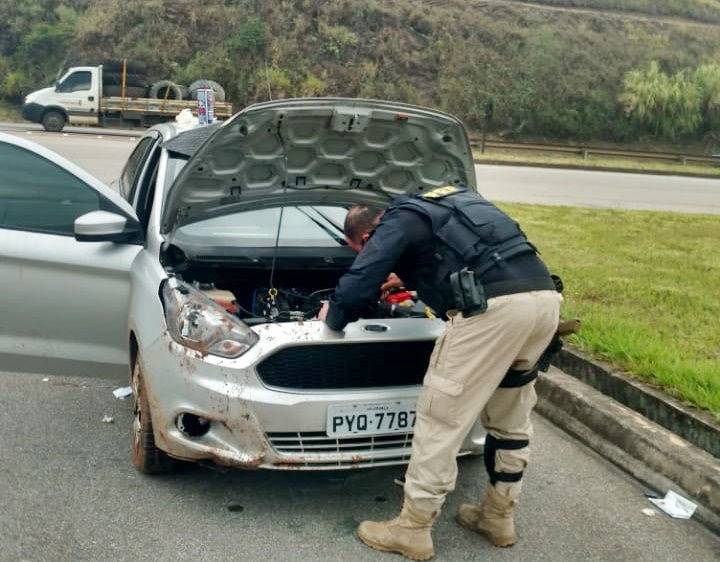 Carro roubado é recuperado após capotamento