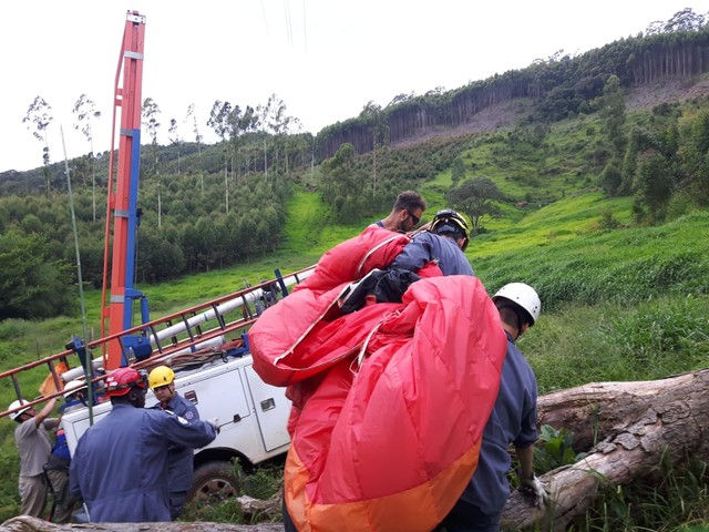 Piloto de paraglider fica preso em cabos de alta tensão
