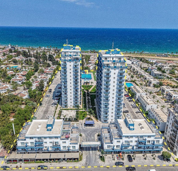 Dieses Projekt liegt nur 100 Meter von Long Beach entfernt und bietet eine außergewöhnliche Mischung aus Komfort, modernem Wohnen und Investitionspotenzial. Mit 550 durchdacht gestalteten Studio- und 1-Zimmer Wohnungen können die Bewohner einen uneingeschränkten Meerblick und das Privileg genießen, jeden Tag mit atemberaubenden Sonnenaufgängen von ihren Balkonen aus zu beginnen.
Die Anlage ist ein Zentrum für Komfort und Erholung. Zu den Annehmlichkeiten gehören ein großer Außenpool, ein spezielles Kinderbecken, Spielplätze, Aktivitätszonen für Kinder sowie wunderschön angelegte Picknick- und Grillbereiche. Für diejenigen, die gerne aktiv bleiben, bietet das Projekt Freiluftsportanlagen und Zugang zu örtlichen Reitclubs, was vielfältige Freizeitmöglichkeiten gewährleistet.
Die Wohnungen sind mit großzügigen Innenräumen, großen Fenstern und privaten Balkonen ausgestattet und bieten so optimales Tageslicht und eine optimale Aussicht. Neben seiner architektonischen Attraktivität bietet das Projekt auch praktische Annehmlichkeiten wie einen Schönheitssalon, einen Friseur, Geschäfte und professionelle Reinigungsdienste.
Die Anlage liegt strategisch günstig in der Nähe des Stadtzentrums und der wichtigsten Infrastruktur, darunter Banken, Schulen, Cafés und Krankenhäuser, und ist daher ideal für Anwohner und Investoren. Mit seiner erstklassigen Lage im begehrten Viertel Long Beach bietet das Projekt ein hohes Potenzial für Mieteinnahmen und einen ruhigen Lebensstil für diejenigen, die einen Rückzugsort an der Küste suchen.