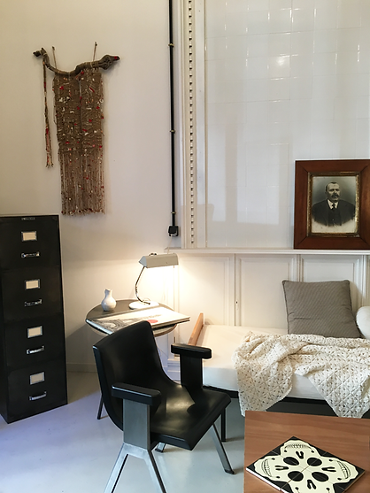 Chaise Ettore Sottsass, céramique contemporaine, portrait début de siècle, tous les mélanges sont possibles che ArtchiArty !