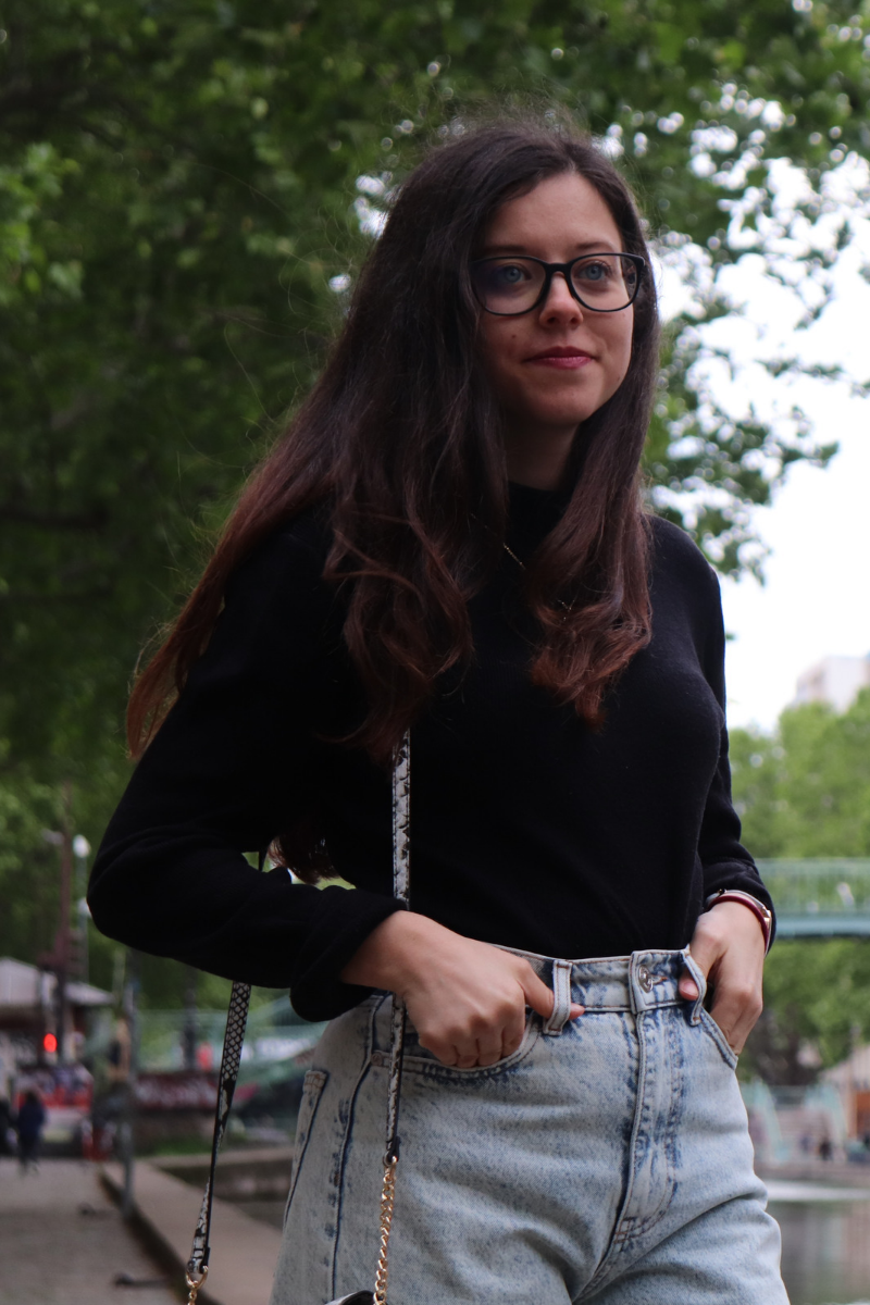 photo de la tenue de rosepaillettee prise au canal saint martin à Paris