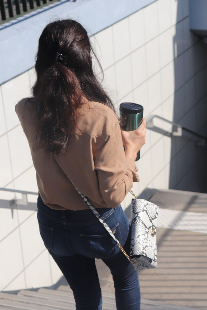 chemise camel uniqlo avec tumbler starbucks
