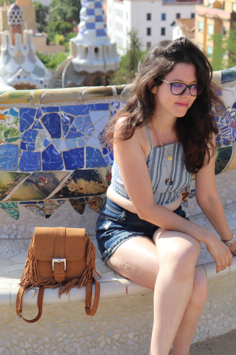 tenue d'été avec le sac le petit cartel x Junesixtyfive porté au park güell par rosepaillettee