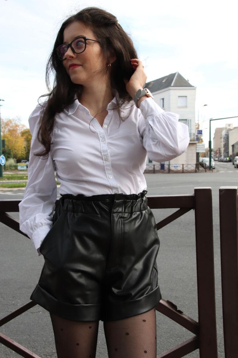Une tenue preppy avec un short en simili cuir