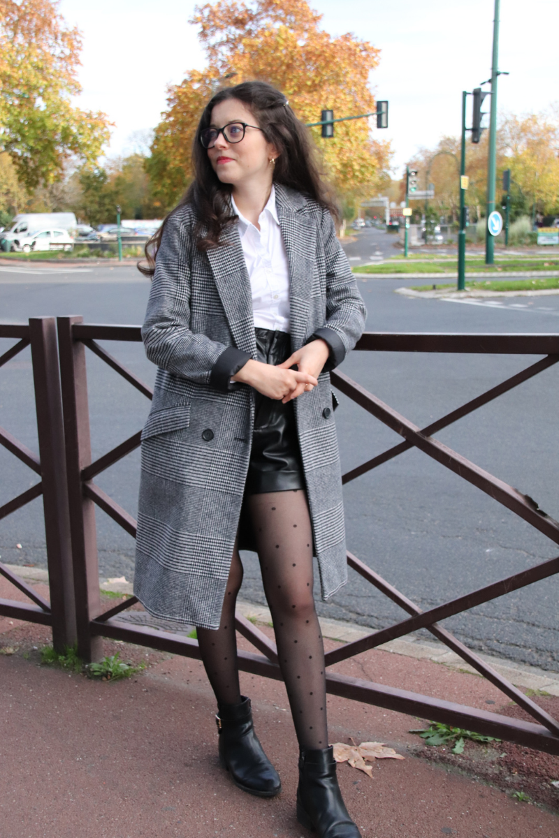 Une tenue preppy avec un short en simili cuir
