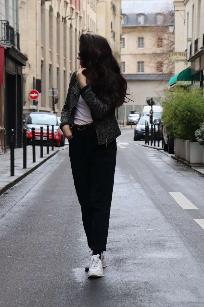Col roulé blanc et mom jeans