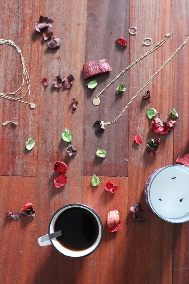 flatlays bijoux doré
