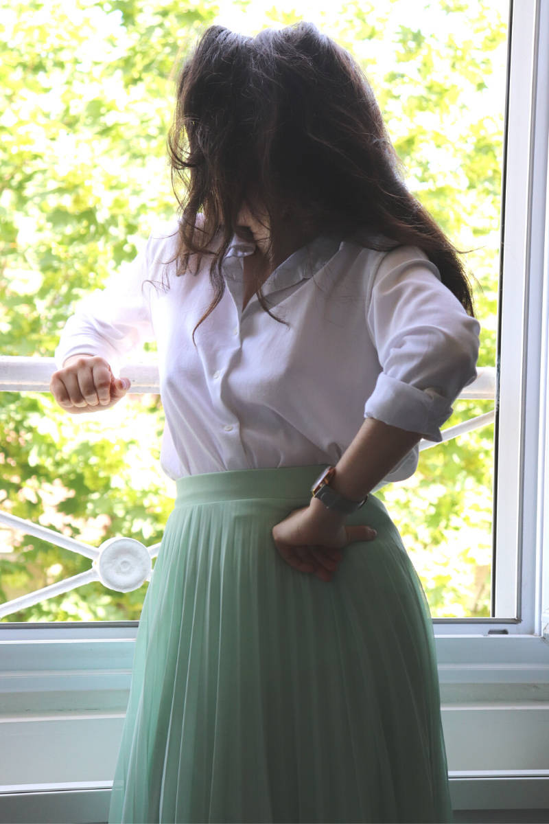 Chemise blanche et jupe midi