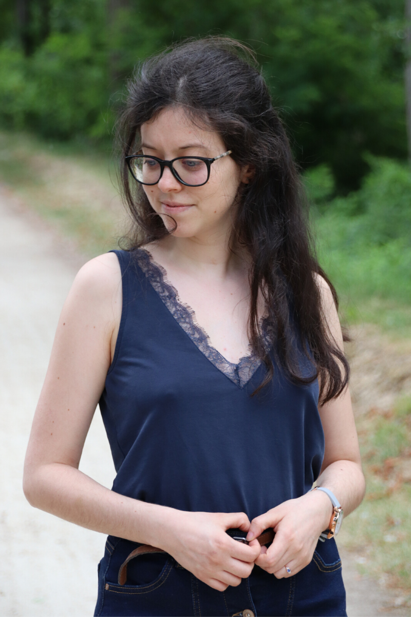 Top en dentelle et jupe en jeans