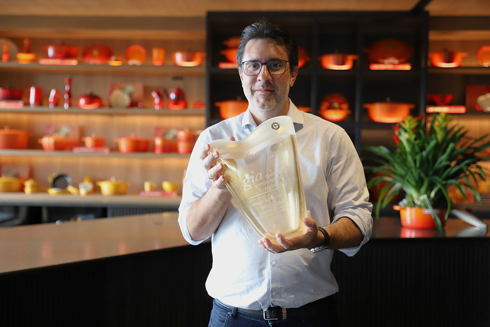 Alexandre Pinto, CEO da Le Creuset, segurando o troféu do Prêmio gia.