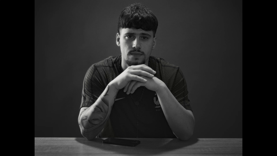 Un giovane ragazzo guarda in camera prima dell'intervista