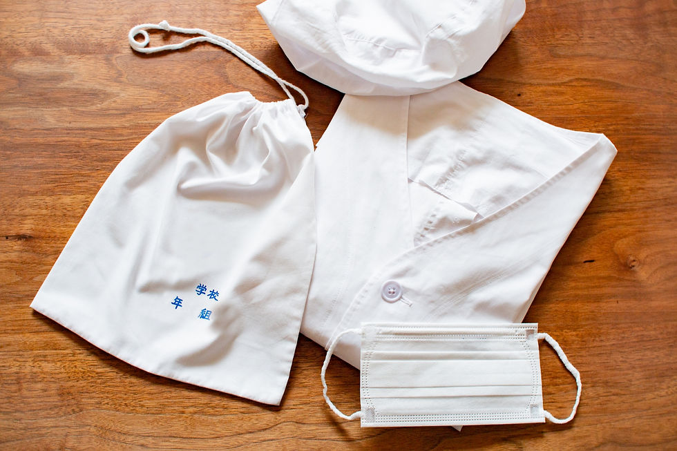 Students on lunch duty all wear these white coats (hakui).