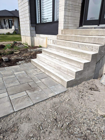 Escaliers en béton avec pavé moderne à l'entrée