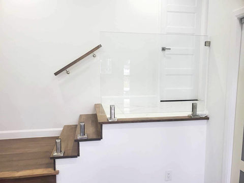 Escaliers blanc avec bois minimaliste et moderne