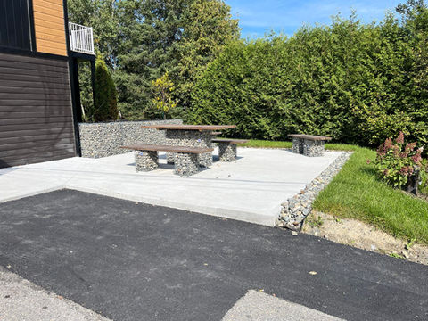 Bel aménagement extérieur sur béton