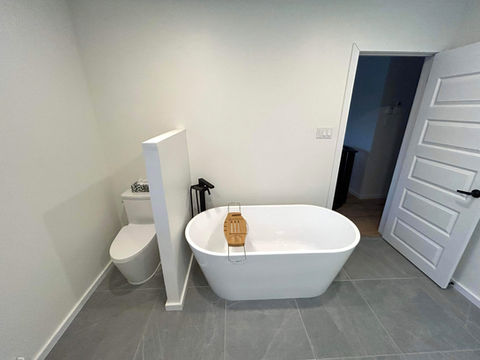 Installation d'un bain auto-portant et d'une toilette neuve