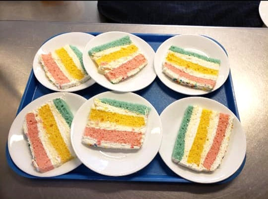 Gâteau arc-en-ciel au menu pour nos résidents