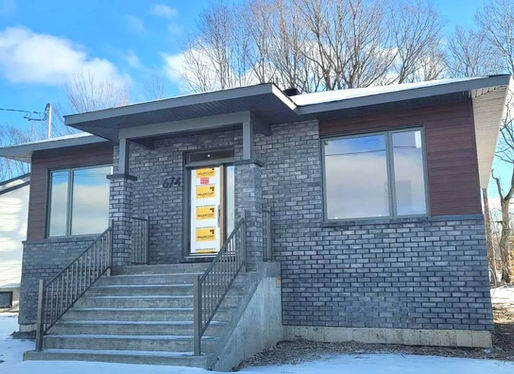 Maison moderne avec une façade en brique noire.