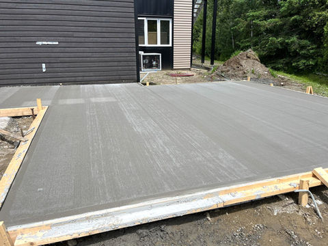 Coulage d'une dalle de béton pour une maison neuve
