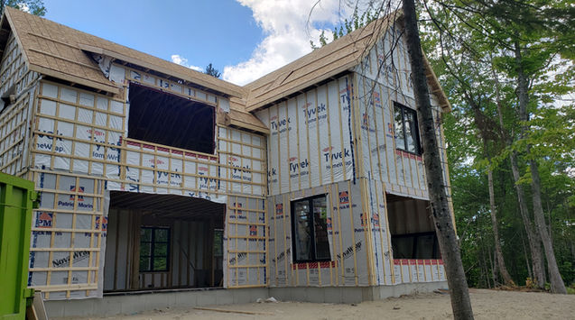 Grande maison et sa charpente à découvert