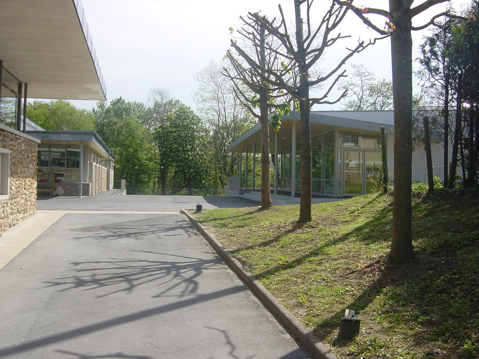 GUE_site_clshcantineEXT01.JPG