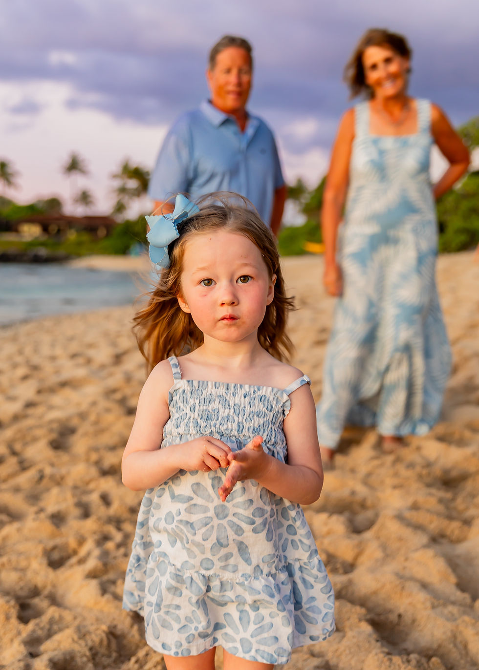 Barefoot family photo session on the sand in Kailua-Kona, Hawaii