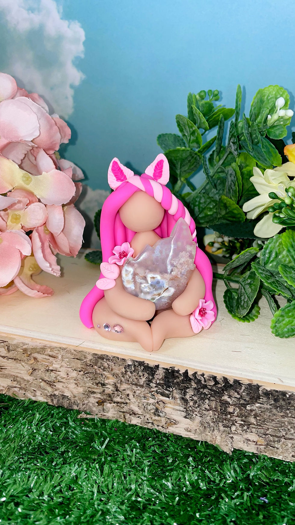Thumbnail: Rosey Fox & her Flower Agate Leaf.