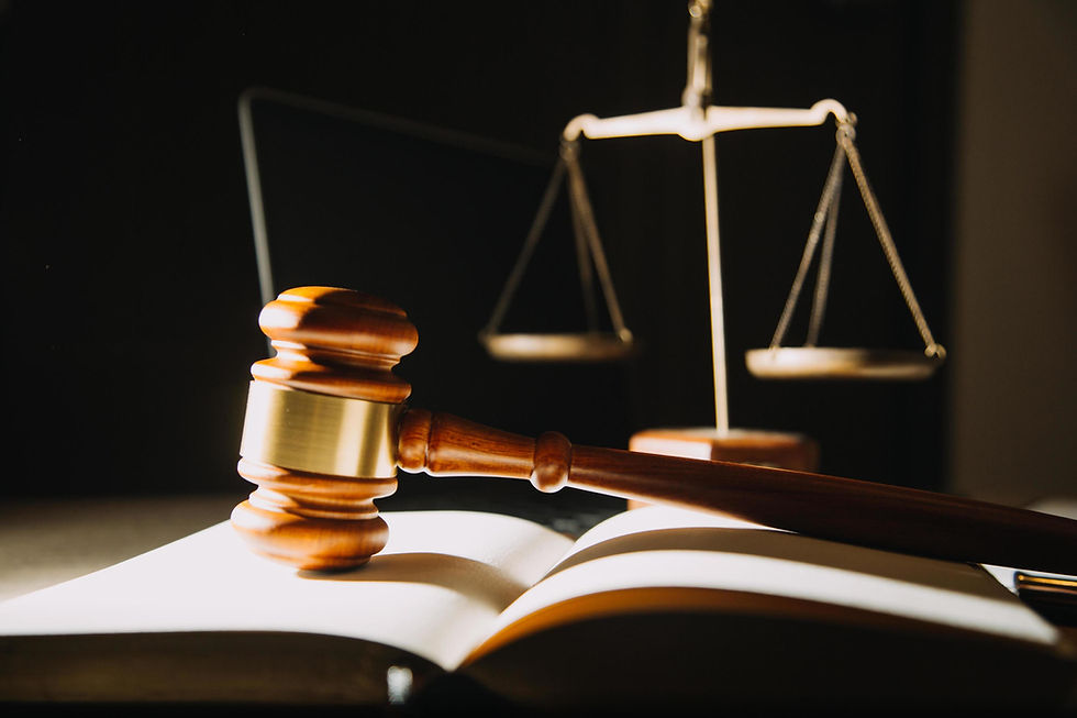 14848637-livros-de-direito-e-escalas-de-justica-na-mesa-na-biblioteca-do-escritorio-de-adv