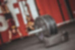Langhantel in einer Crossfit Box am Boden liegend