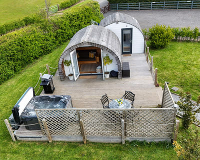 Luxury glamping with private hot tub, BBQ and fire pit. Dog and family friendly. 10 miles from York.